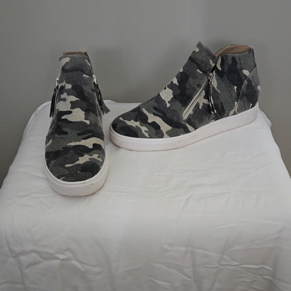 Steve Madden Calibur Zip up Shoes, Size 10.